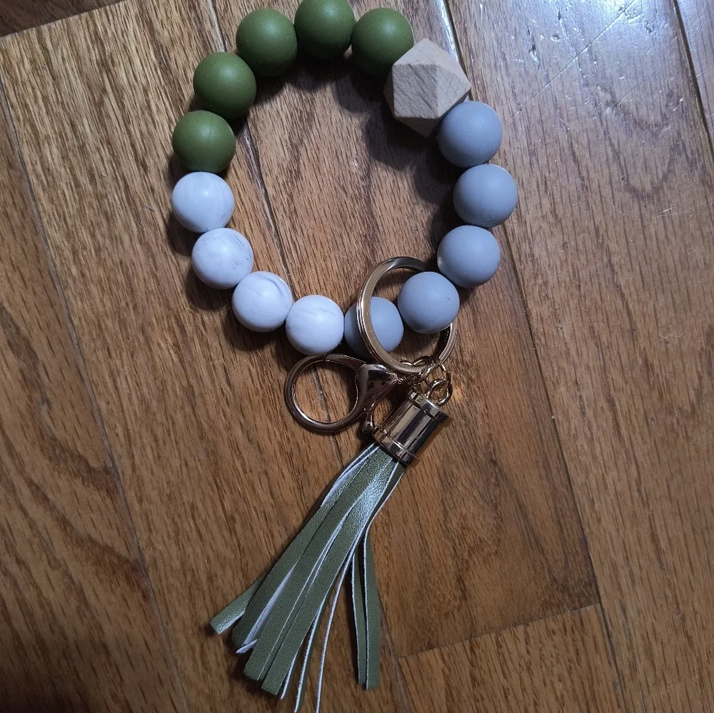 3/$10⭐ Oak Method keychain wristlet, green